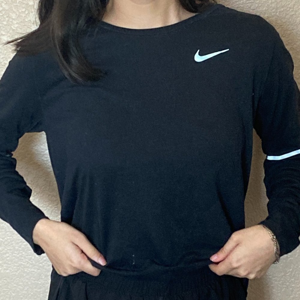 Nike Womens Drifit T-Shirt Long Sleeve Crew Neck Polyester Active Workout Shirt